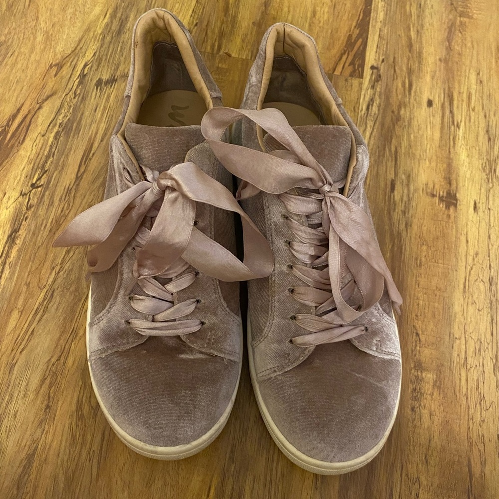 Sam Edelman light pink velvet sneakers